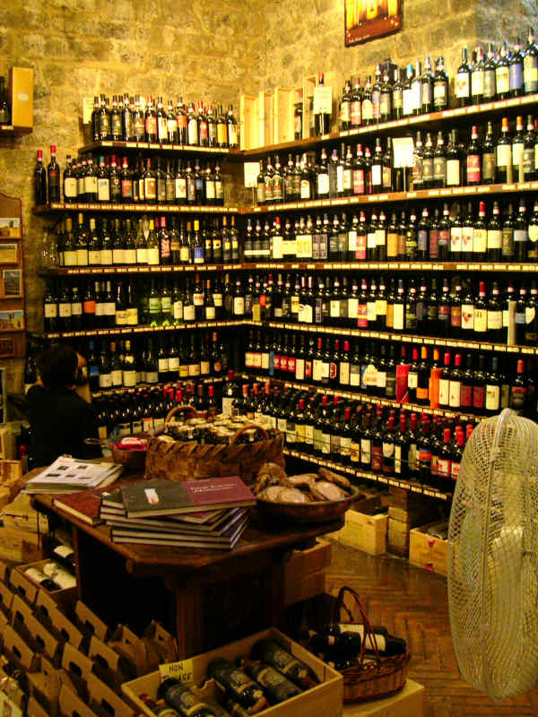 La cantina nella enoteca della Fortezza di Montalcino